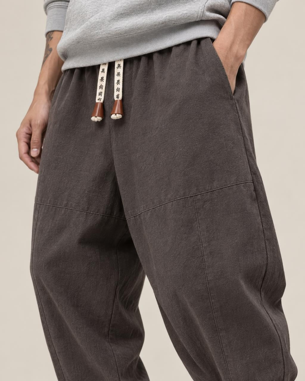 Kireina Pants in Gray, close-up on the model