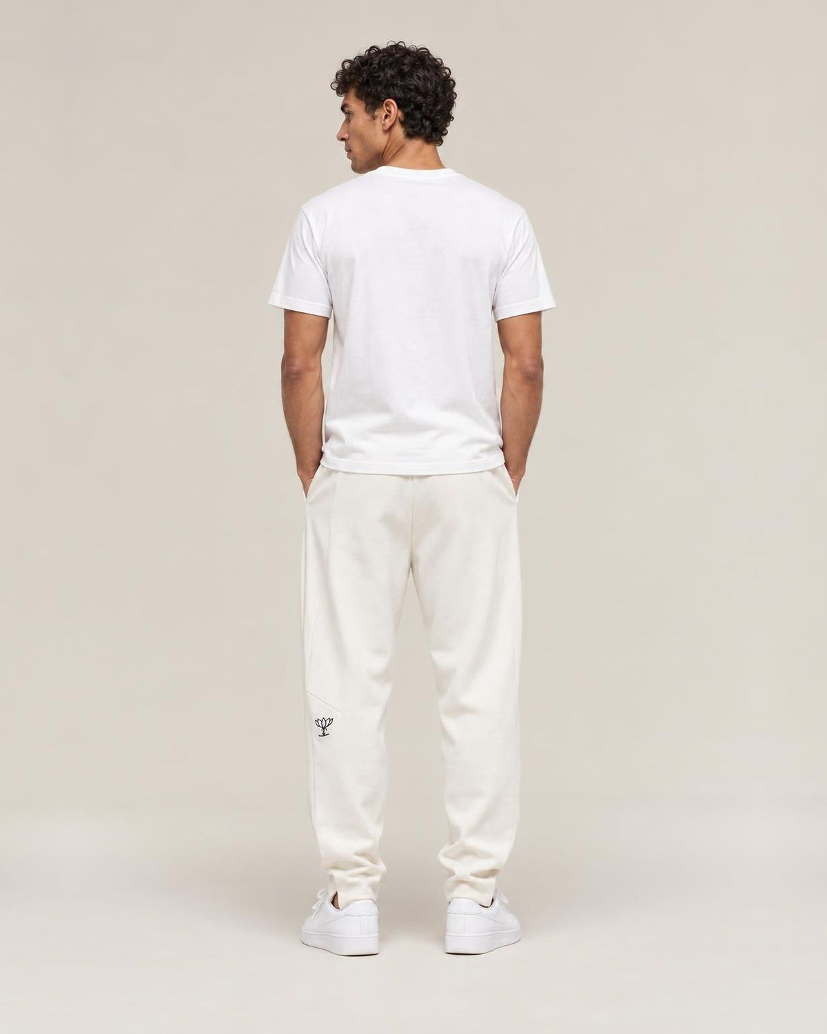 Yuru Loose Harem Pants in White, back view